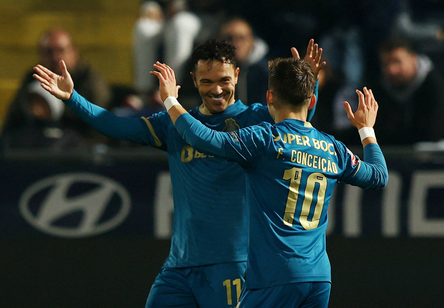 中欧体育清晨新疆广汇备战葡超广州队更衣室发声，亚特兰大赛前门线救险看傻球迷的简单介绍